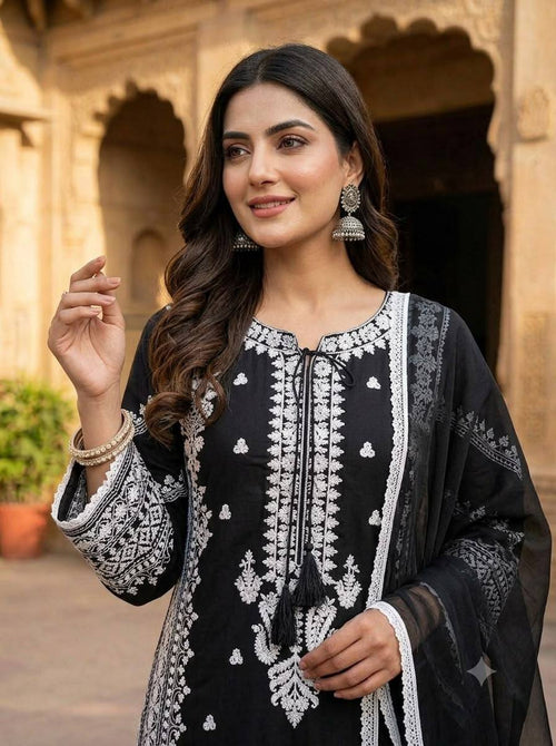 Black Salwar Kameez - embroidery close-up